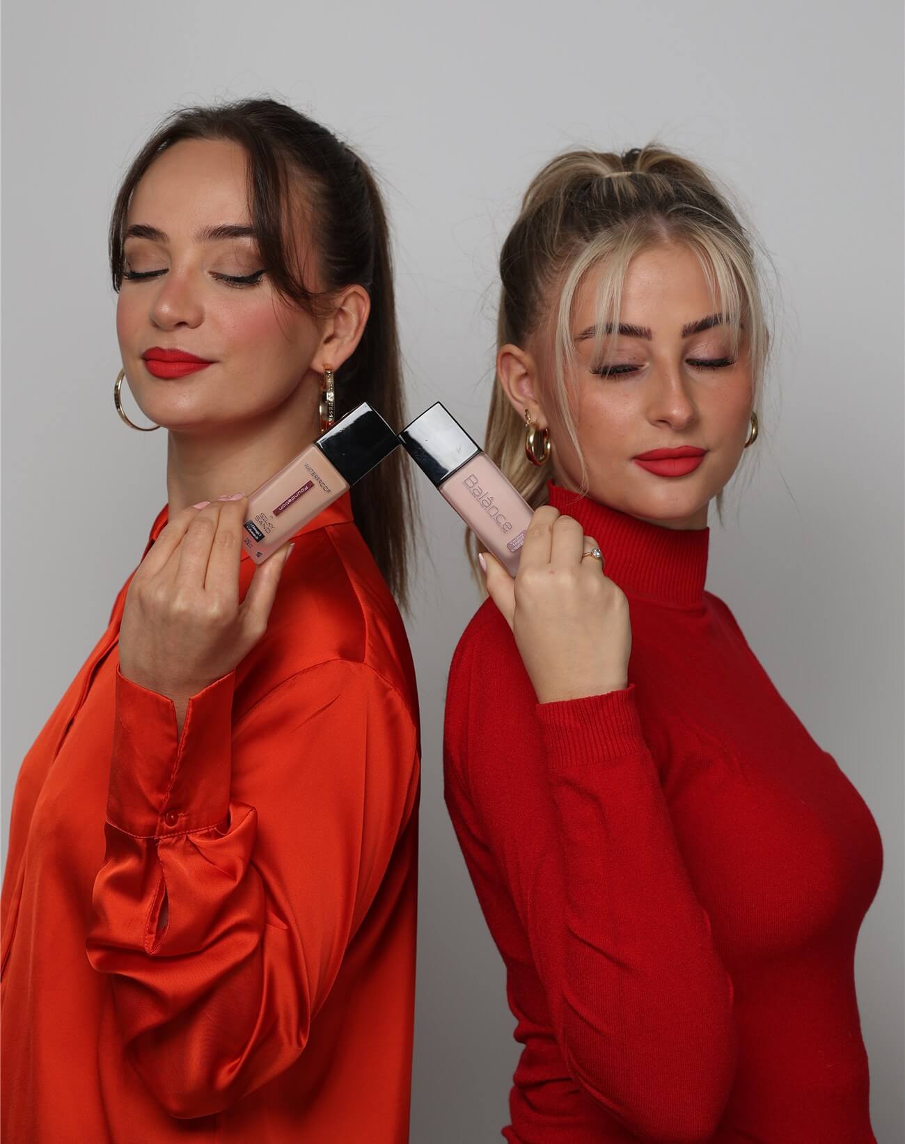 Models mit Foundation in der Hand